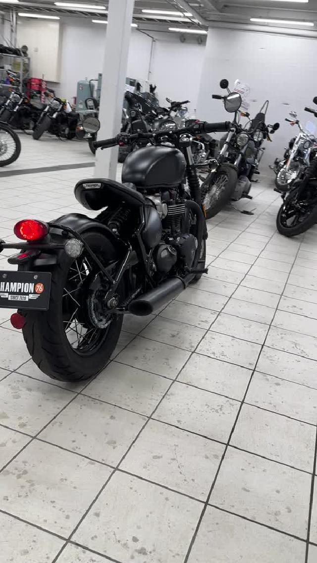 ＴＲＩＵＭＰＨ ボンネビル ボバー ＢＬＡＣＫ ノーマルマフラー 純正サドルバッグ バーエンドミラー グリップヒーター ソロシート  ＥＴＣ２．０｜ＣＨＡＭＰＩＯＮ７６ 東海名和店｜新車・中古バイクなら【グーバイク】