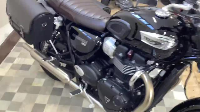 ＴＲＩＵＭＰＨ ボンネビルＴ１００ エンジンガード・サイドバッグ装備