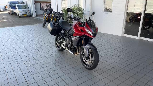 ＴＲＩＵＭＰＨ タイガースポーツ６６０ コロシレッド／グラファイト 中古車 ３気筒 ライトウエイトミドルアドベンチャー パニアＢＯＸ装着｜トライアンフ 水戸｜新車・中古バイクなら【グーバイク】