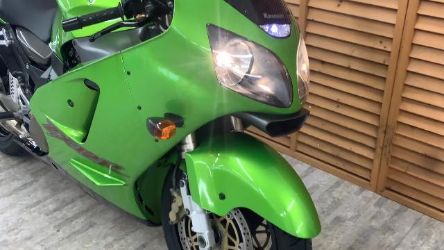 カワサキ Ｎｉｎｊａ ＺＸ－１２Ｒ Ａ１型 イギリス仕様 フェンダーレスカスタム｜バイク王 相模大野店｜新車・中古バイクなら【グーバイク】