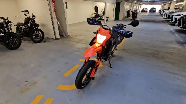 ＫＴＭ ６９０ＳＭＣ Ｒ ＡＲＲＯＷ Ｒａｃｅ－Ｔｅｃｈマフラー フェンダーレス Ｒ＆Ｇスイングアームスライダー｜ＣＨＡＭＰＩＯＮ７６  神戸大蔵谷店｜新車・中古バイクなら【グーバイク】